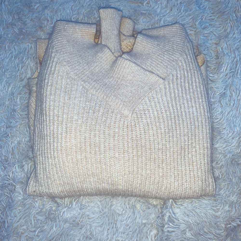 ||Cream Sweater||